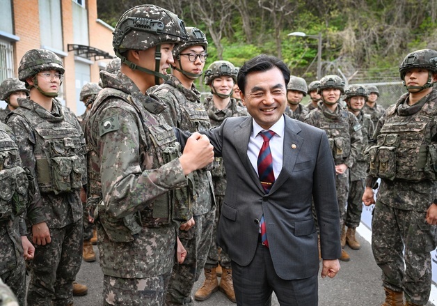 국방장관, AI 해안경계작전 시범부대 점검…"스마트 강군 도약"