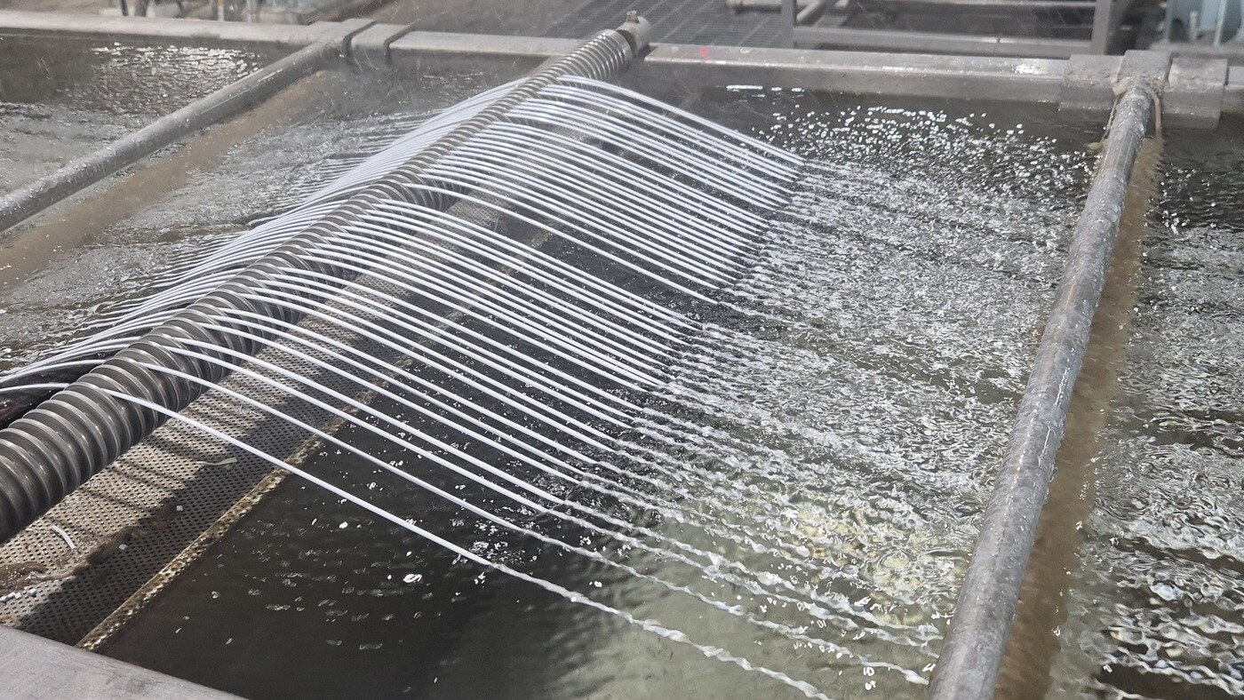 본문 이미지 - 롯데엔지니어링플라스틱 율촌 공장에서 스페셜티 소재 압출 생산공정이 작동하고 있다.(롯데케미칼 제공)