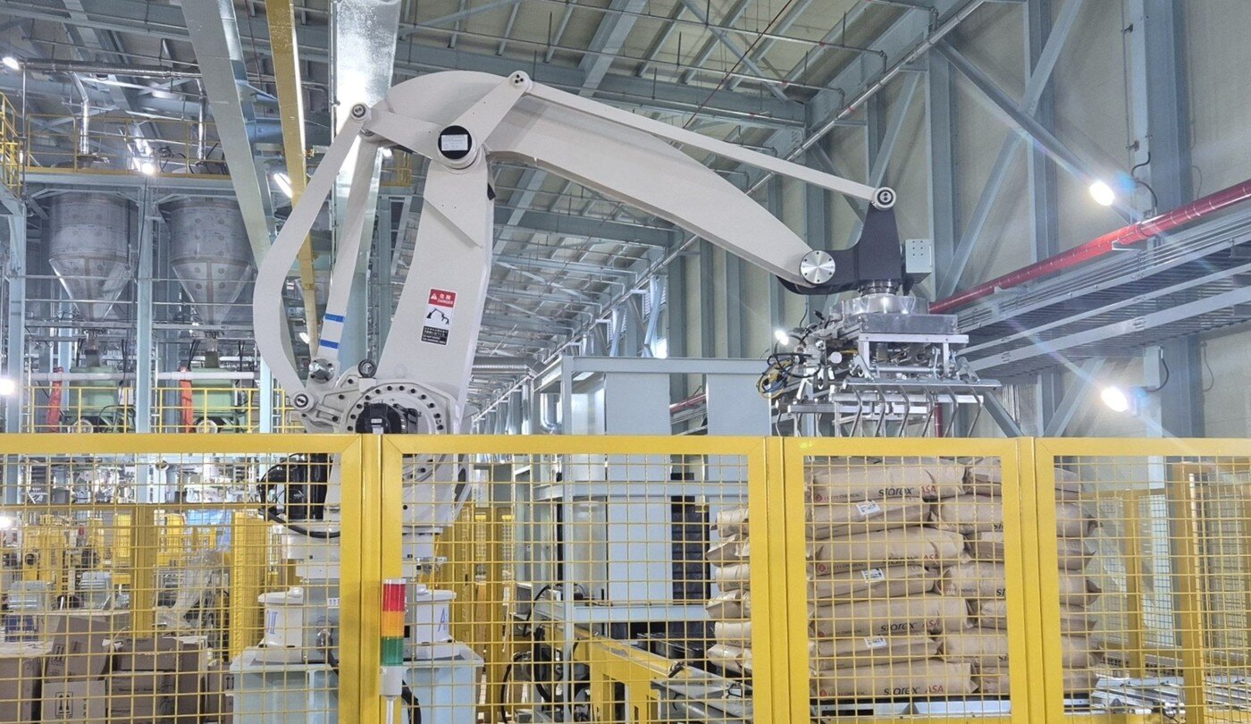 본문 이미지 - 롯데엔지니어링플라스틱 율촌 공장에서 포장 로봇이 25㎏ 지대백을 들어 올리고 있다.(롯데케미칼 제공)