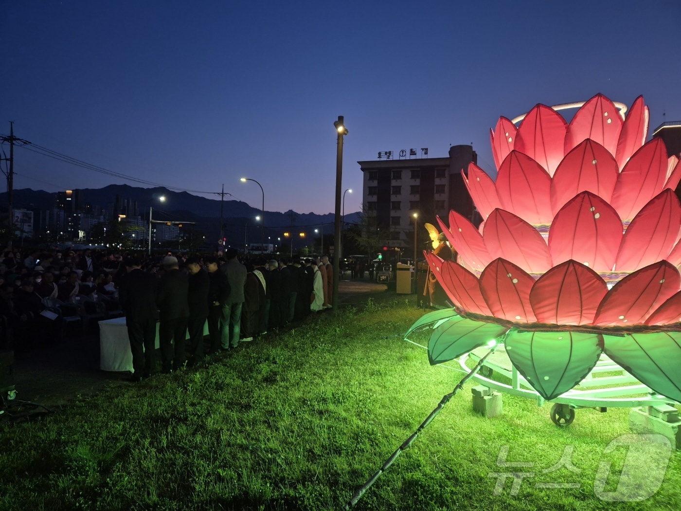 (속초=뉴스1) 윤왕근 기자 = 부처님 오신 날을 앞둔 24일 강원 속초시 속초광장에서 대한불교 조계종 3교구 본사 설악산 신흥사의 봉축탑 점등식이 열리고 있다. 2026.4.24 …