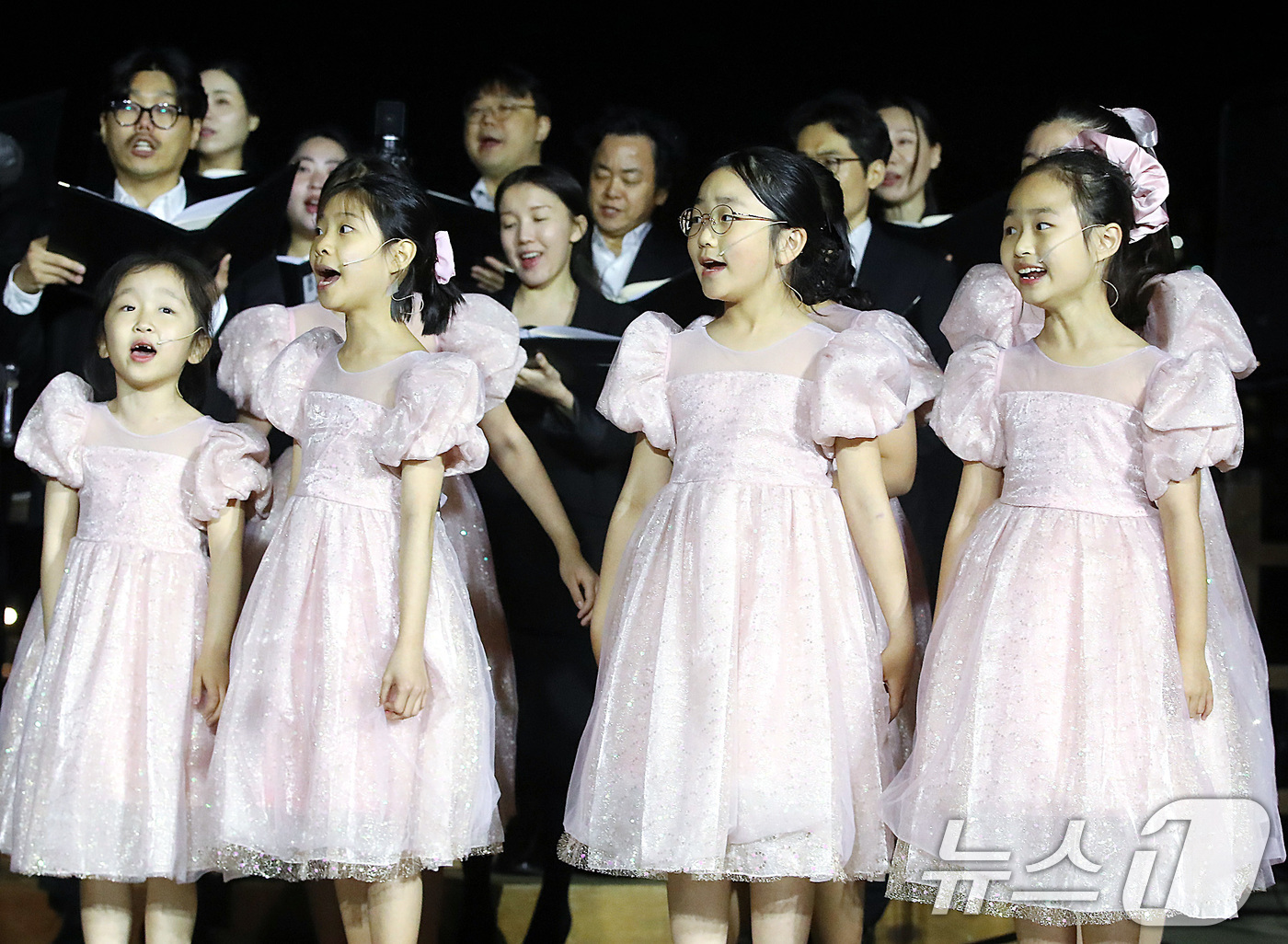 (경산=뉴스1) 공정식 기자 = 24일 오후 경북 경산시 중방동 남매지 야외공연장에서 열린 '경산시립합창단과 함께하는 음악회-봄빛 속에 피어나는 우리의 노래' 공연에서 경산시립합창 …