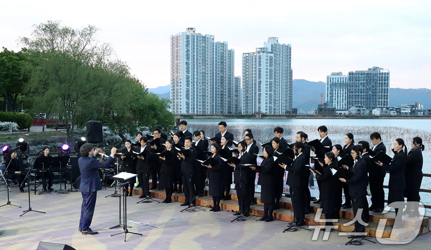 (경산=뉴스1) 공정식 기자 = 24일 오후 경북 경산시 중방동 남매지 야외공연장에서 열린 '경산시립합창단과 함께하는 음악회-봄빛 속에 피어나는 우리의 노래' 공연에서 경산시립합창 …