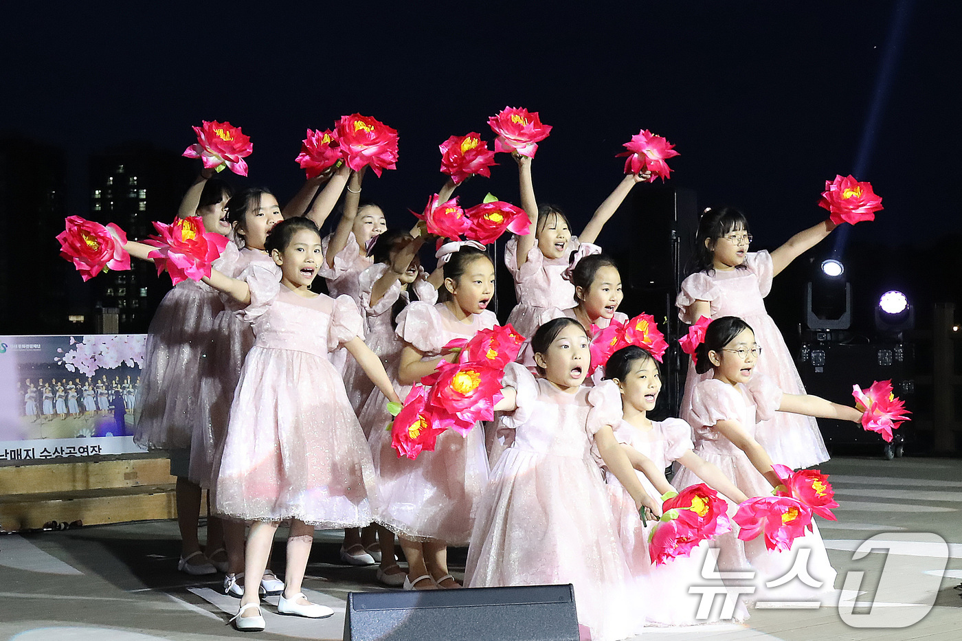 (경산=뉴스1) 공정식 기자 = 24일 오후 경북 경산시 중방동 남매지 야외공연장에서 열린 '경산시립합창단과 함께하는 음악회-봄빛 속에 피어나는 우리의 노래' 공연에서 꿈빛소리중창 …