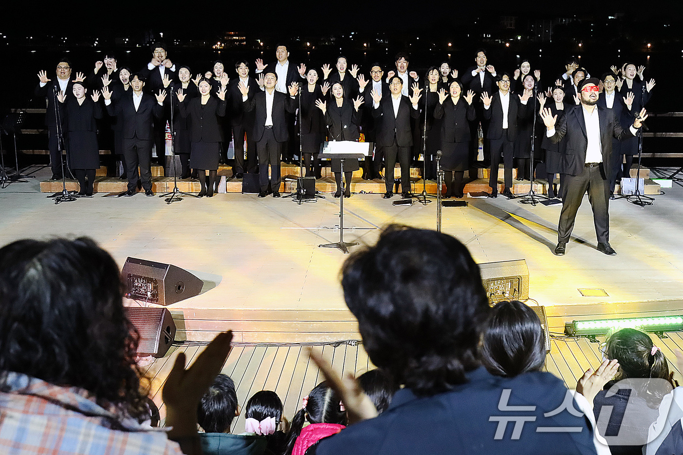 (경산=뉴스1) 공정식 기자 = 24일 오후 경북 경산시 중방동 남매지 야외공연장에서 열린 '경산시립합창단과 함께하는 음악회-봄빛 속에 피어나는 우리의 노래' 공연에서 경산시립합창 …