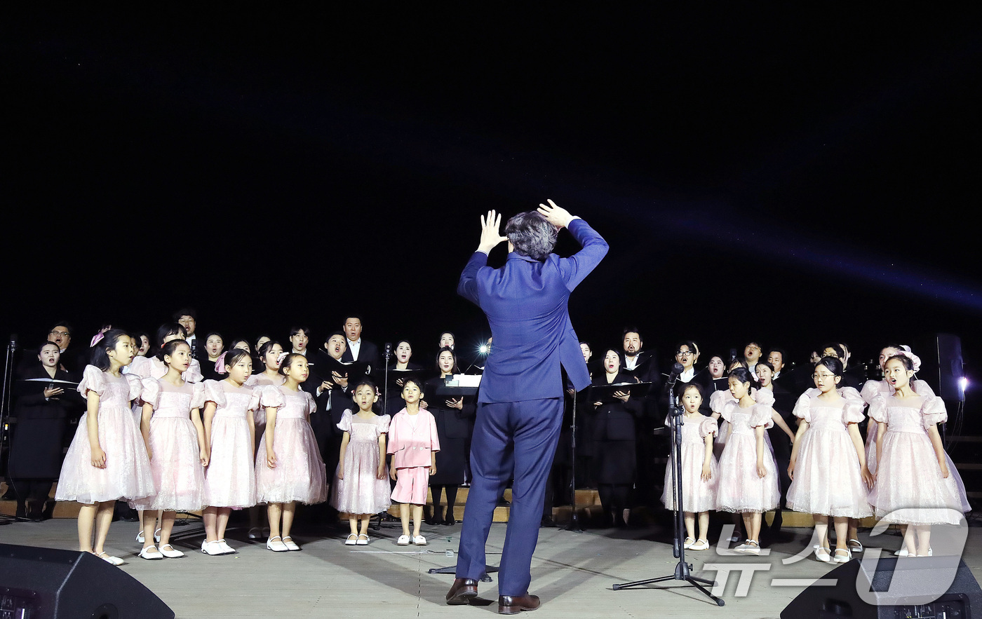 (경산=뉴스1) 공정식 기자 = 24일 오후 경북 경산시 중방동 남매지 야외공연장에서 열린 '경산시립합창단과 함께하는 음악회-봄빛 속에 피어나는 우리의 노래' 공연에서 경산시립합창 …