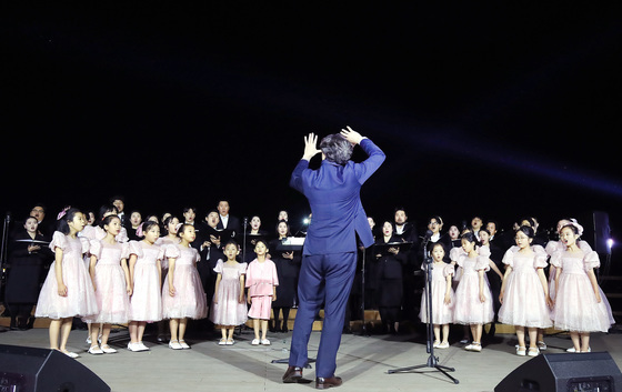 봄빛 속에 피어나는 우리의 노래