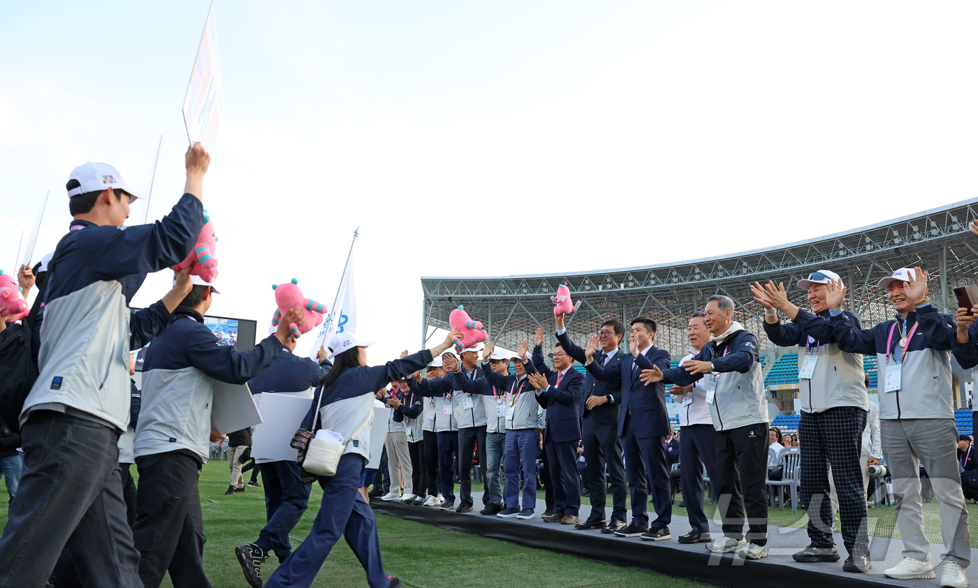 (서울=뉴스1) 김진환 기자 = 최휘영 문화체육관광부 장관이 24일 경남 김해종합운동장에서 열린 2026 전국생활체육대축전 개막식에서 입장하는 선수단을 환영하고 있다. (문화체육관 …