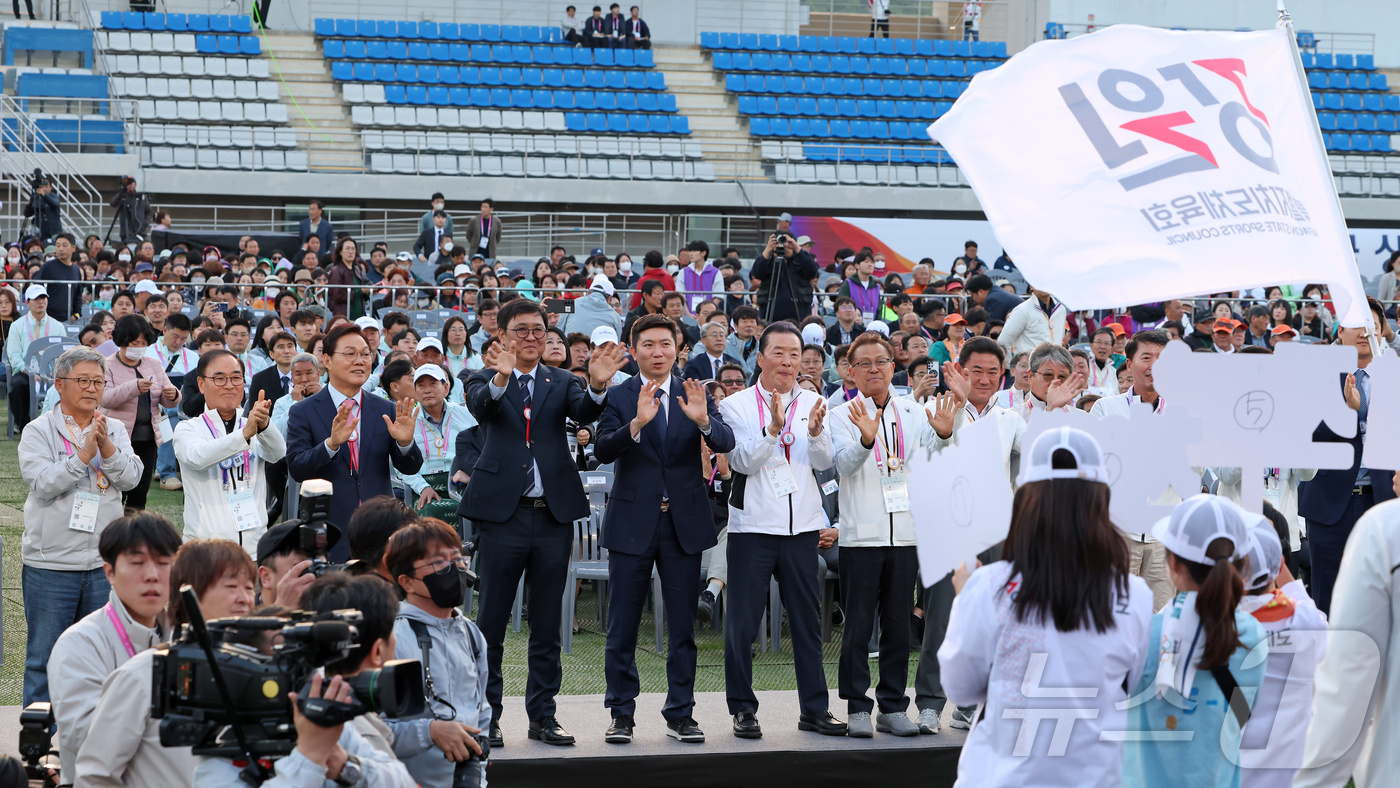 (서울=뉴스1) 김진환 기자 = 최휘영 문화체육관광부 장관이 24일 경남 김해종합운동장에서 열린 2026 전국생활체육대축전 개막식에서 입장하는 선수단을 환영하고 있다. (문화체육관 …