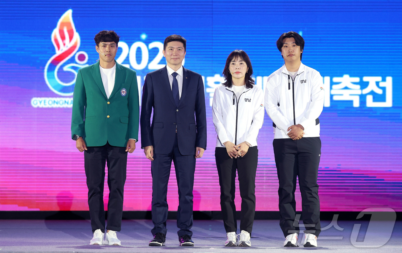 (서울=뉴스1) 김진환 기자 = 유승민 대한체육회장이 24일 경남 김해종합운동장에서 열린 2026 전국생활체육대축전 개막식에서 동호인·심판 선서를 마친 뒤 기념 촬영을 하고 있다. …