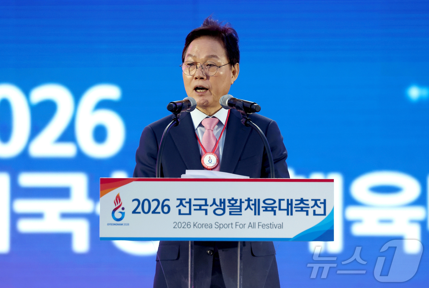 (서울=뉴스1) 김진환 기자 = 박완수 경남도지사가 24일 경남 김해종합운동장에서 열린 2026 전국생활체육대축전 개막식에서 환영사를 하고 있다. (대한체육회 제공, 재판매 및 D …