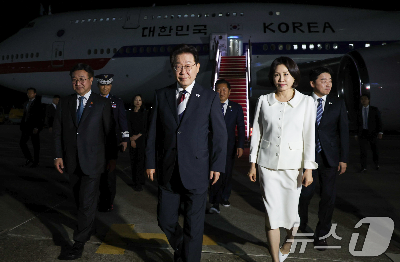 (성남=뉴스1) 이재명 기자 = 인도·베트남 국빈 방문 일정을 마치고 귀국한 이재명 대통령과 김혜경 여사가 24일 성남 서울공항에 도착한 공군 1호기에서 내려 이동하고 있다. 20 …