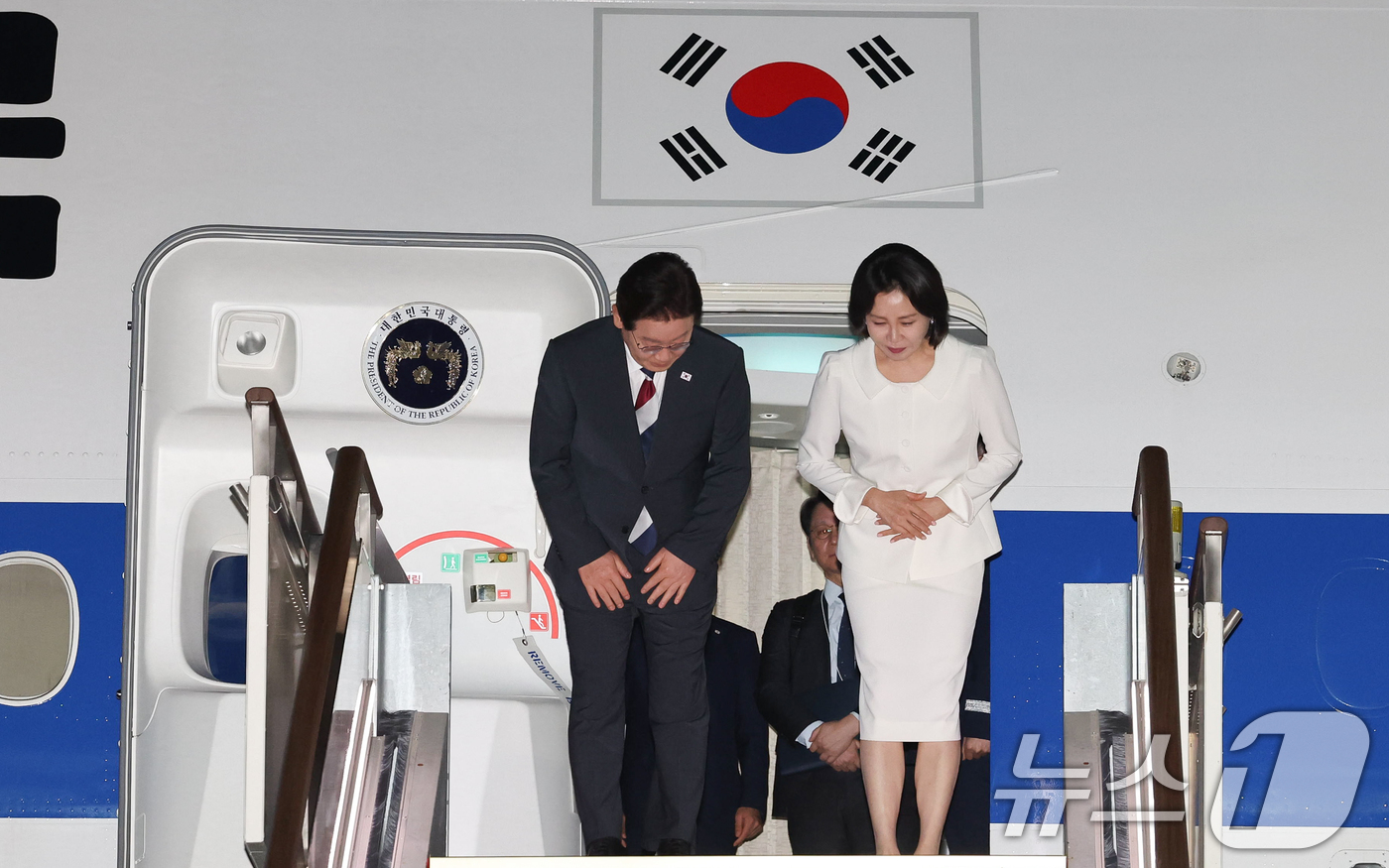 (성남=뉴스1) 이재명 기자 = 인도·베트남 국빈 방문 일정을 마치고 귀국한 이재명 대통령과 김혜경 여사가 24일 성남 서울공항에 도착한 공군 1호기에서 환영객에게 인사하고 있다. …