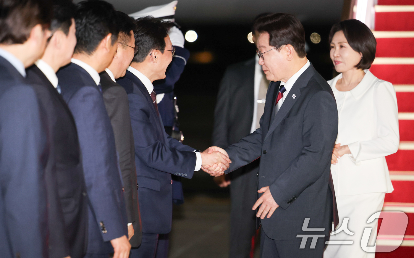 (성남=뉴스1) 이재명 기자 = 인도·베트남 국빈 방문 일정을 마치고 귀국한 이재명 대통령이 24일 성남 서울공항에서 환영나온 김민석 국무총리와 인사하고 있다. 2026.4.24/ …