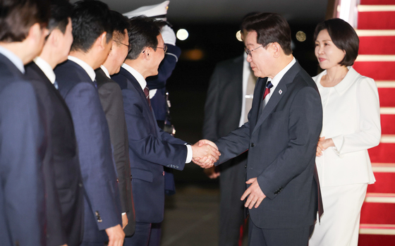 김민석 총리와 인사하는 이재명 대통령