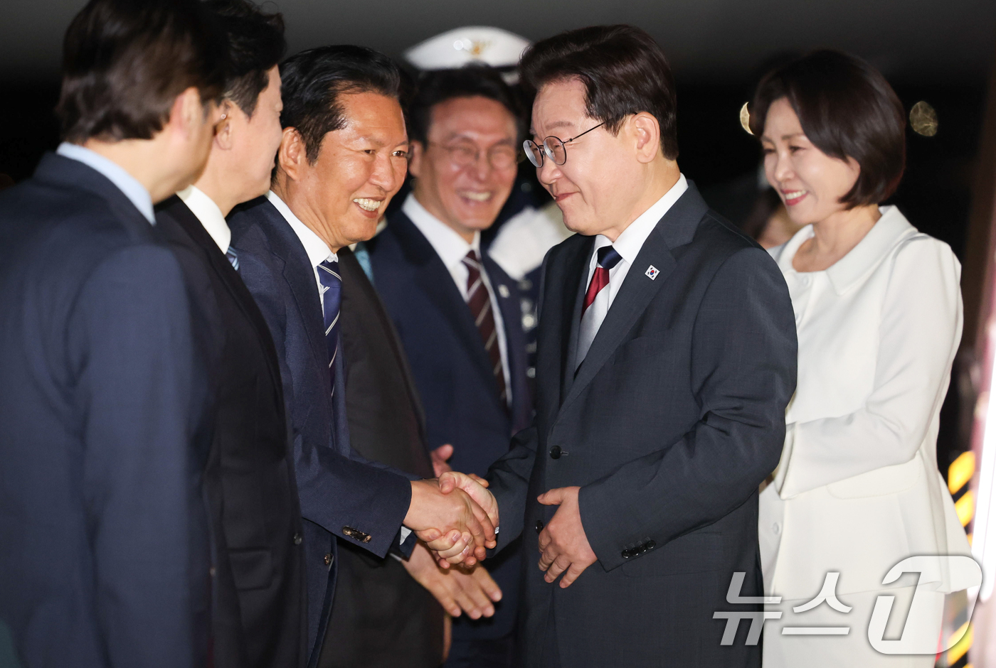 (성남=뉴스1) 이재명 기자 = 인도·베트남 국빈 방문 일정을 마치고 귀국한 이재명 대통령이 24일 성남 서울공항에서 환영나온 정청래 더불어민주당대표와 인사하고 있다. 2026.4 …