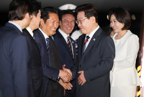 정청래 대표와 인사하는 이재명 대통령