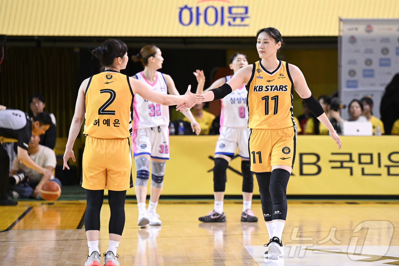 (서울=뉴스1) 김진환 기자 = 24일 청주체육관에서 열린 BNK금융 2025-2026 여자프로농구 KB스타즈와 삼성생명 블루밍스의 챔피언결정전 2차전. KB스타즈 허예은과 강이슬 …