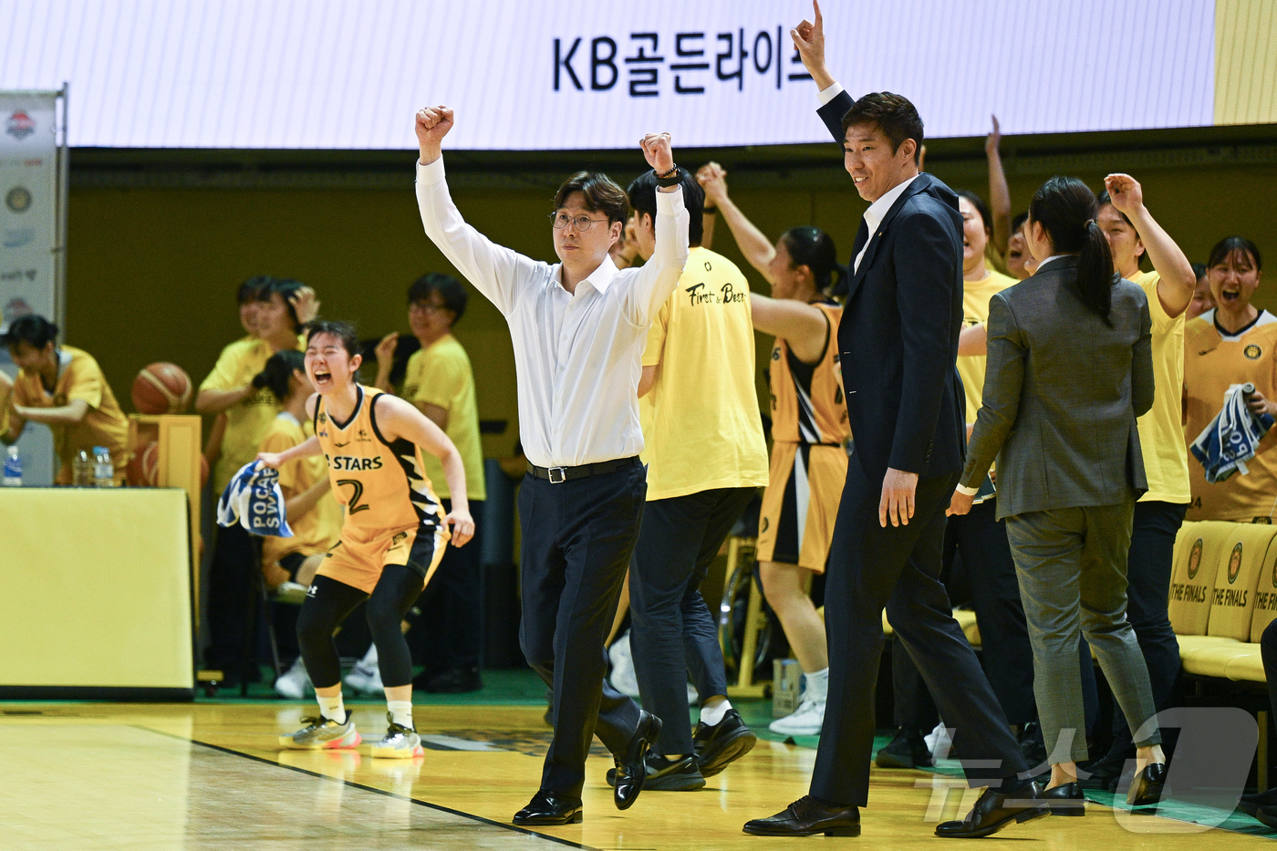 (서울=뉴스1) 김진환 기자 = 24일 청주체육관에서 열린 BNK금융 2025-2026 여자프로농구 KB스타즈와 삼성생명 블루밍스의 챔피언결정전 2차전. KB스타즈 김완수 감독이 …