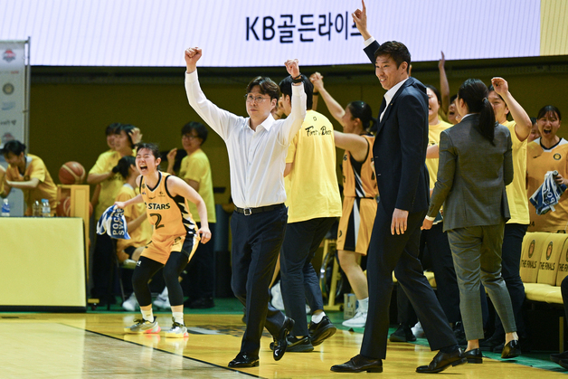 KB스타즈, 삼성생명 잡고 챔프전 2연승… 3번째 통합우승까지 '1승'
