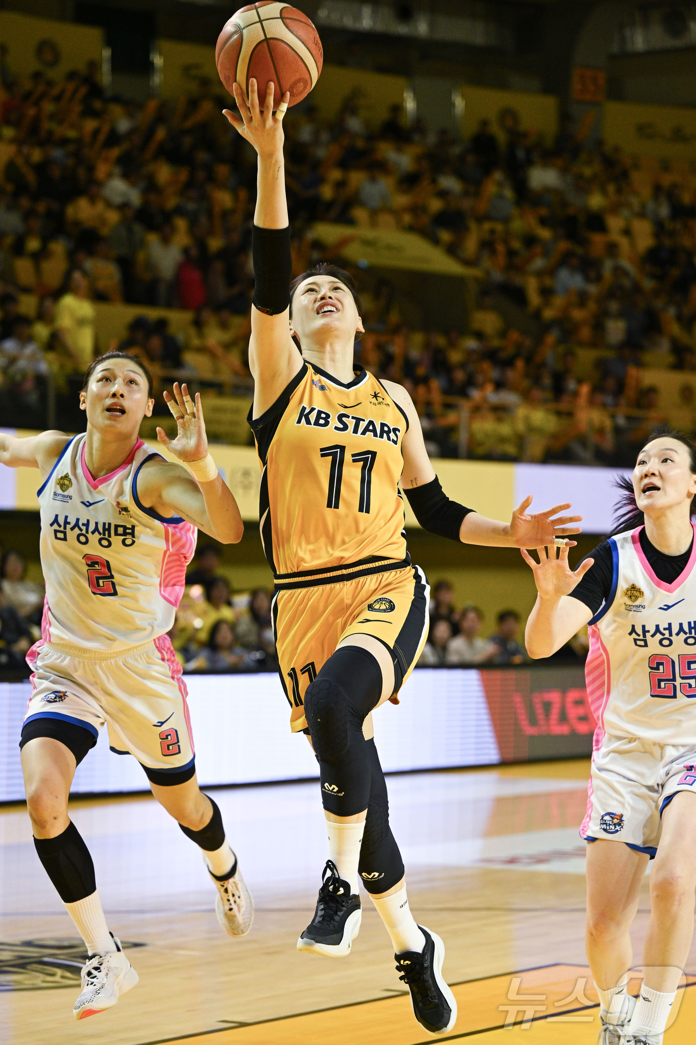 (서울=뉴스1) 김진환 기자 = 24일 청주체육관에서 열린 BNK금융 2025-2026 여자프로농구 KB스타즈와 삼성생명 블루밍스의 챔피언결정전 2차전. KB스타즈 강이슬이 레이업 …