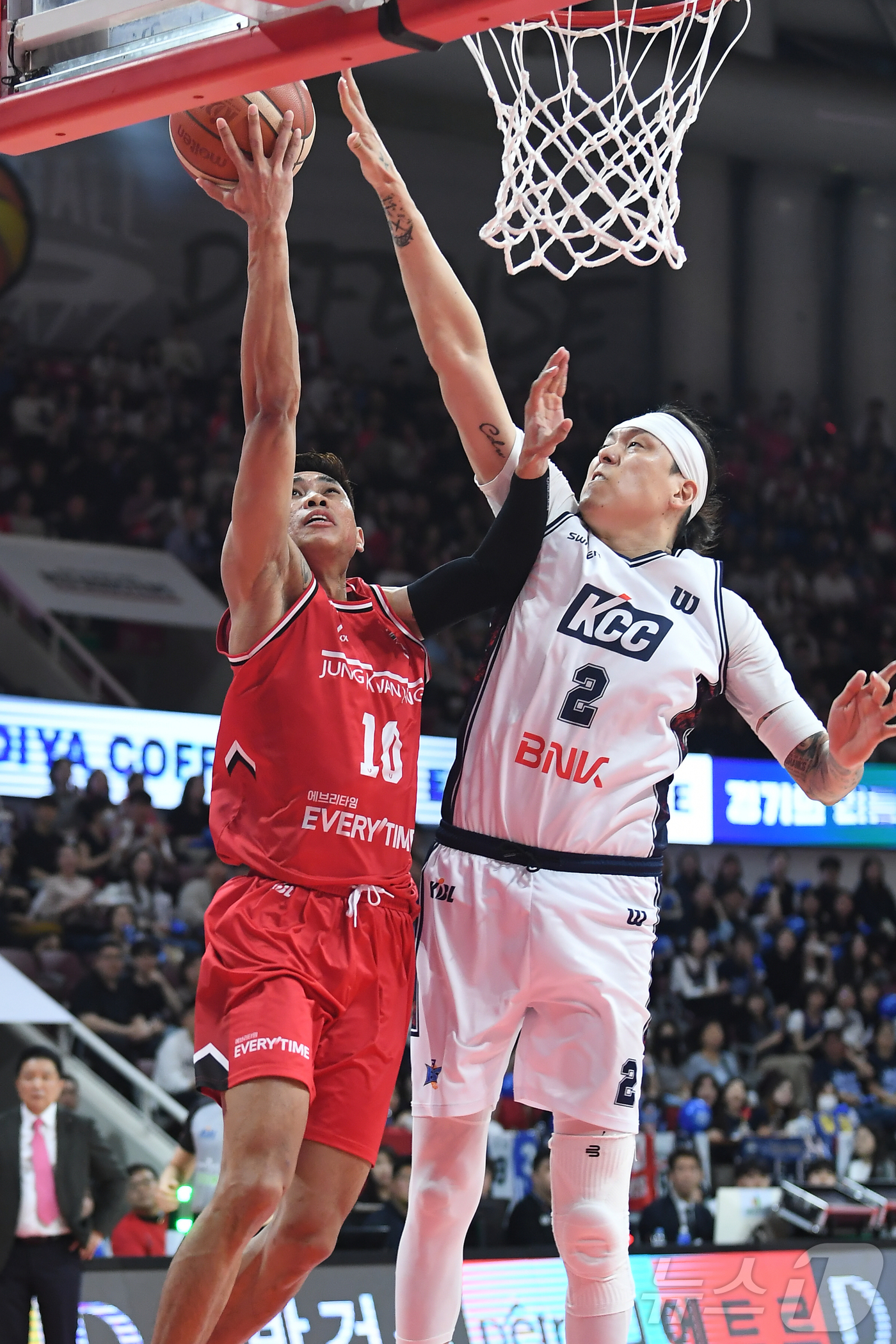 (서울=뉴스1) 김진환 기자 = 24일 경기 안양시 정관장 아레나에서 열린 2025-26 LG전자 프로농구 4강 플레이오프(5전 3선승제) 1차전 부산 KCC와 안양 정관장의 경기 …