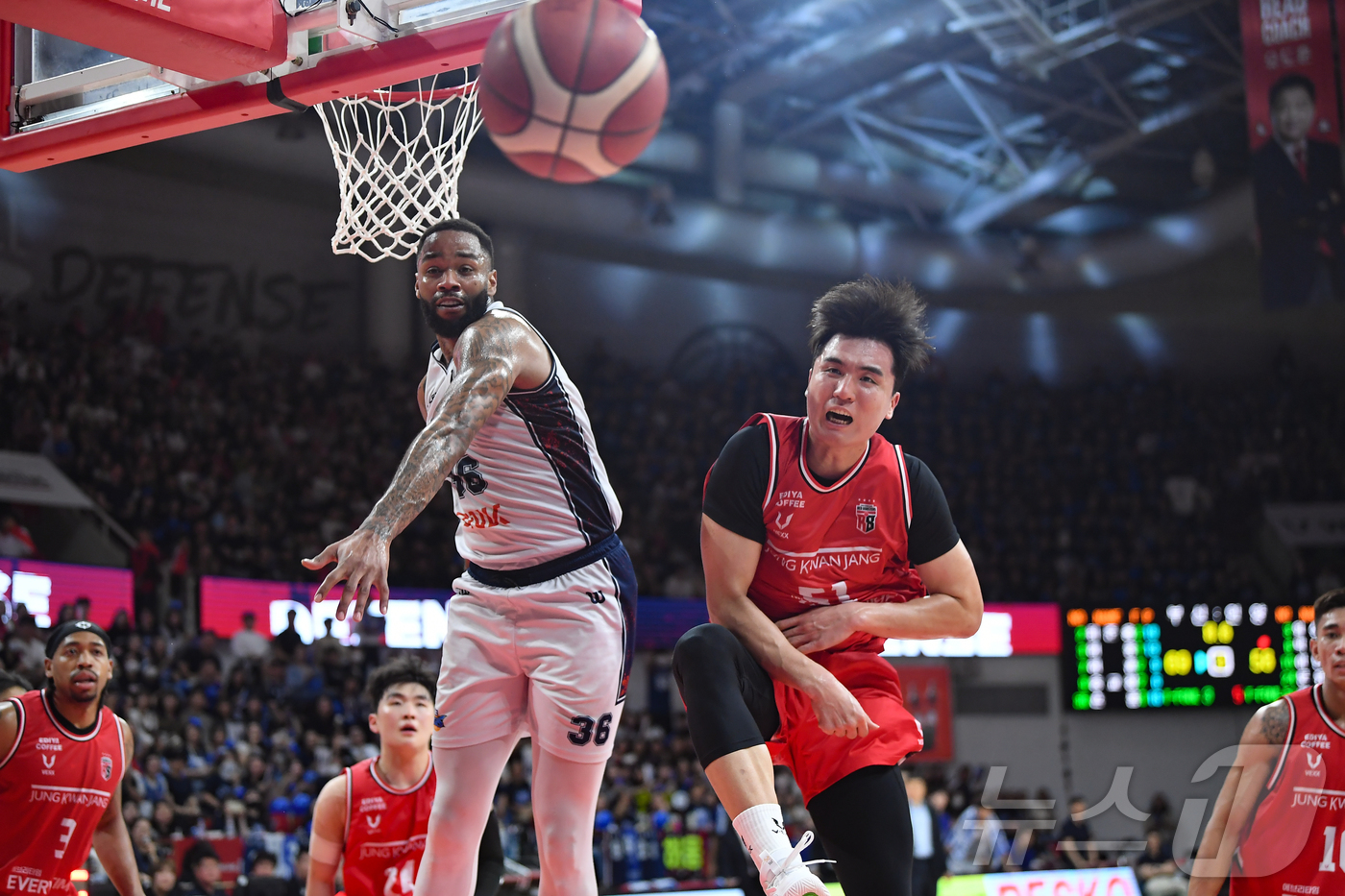 (서울=뉴스1) 김진환 기자 = 24일 경기 안양시 정관장 아레나에서 열린 2025-26 LG전자 프로농구 4강 플레이오프(5전 3선승제) 1차전 부산 KCC와 안양 정관장의 경기 …