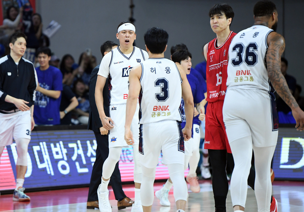 '슈퍼팀' KCC, 정관장과 4강 PO 1차전 승리