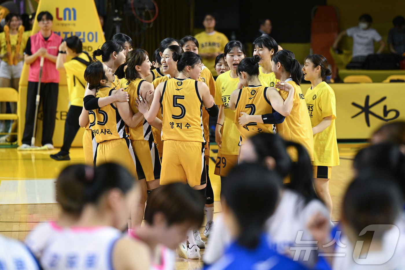 (서울=뉴스1) 김진환 기자 = 24일 청주체육관에서 열린 BNK금융 2025-2026 여자프로농구 KB스타즈와 삼성생명 블루밍스의 챔피언결정전 2차전, 59대51로 승리한 청주 …