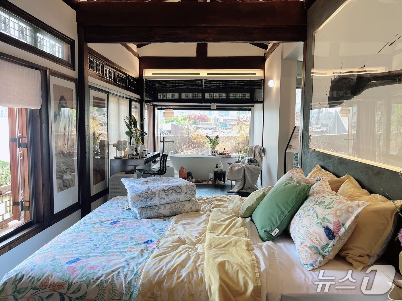 본문 이미지 - 오프라인 쇼룸처럼 구성한 한옥 공간 2026.4.24 ⓒ 뉴스1 박혜연 기자