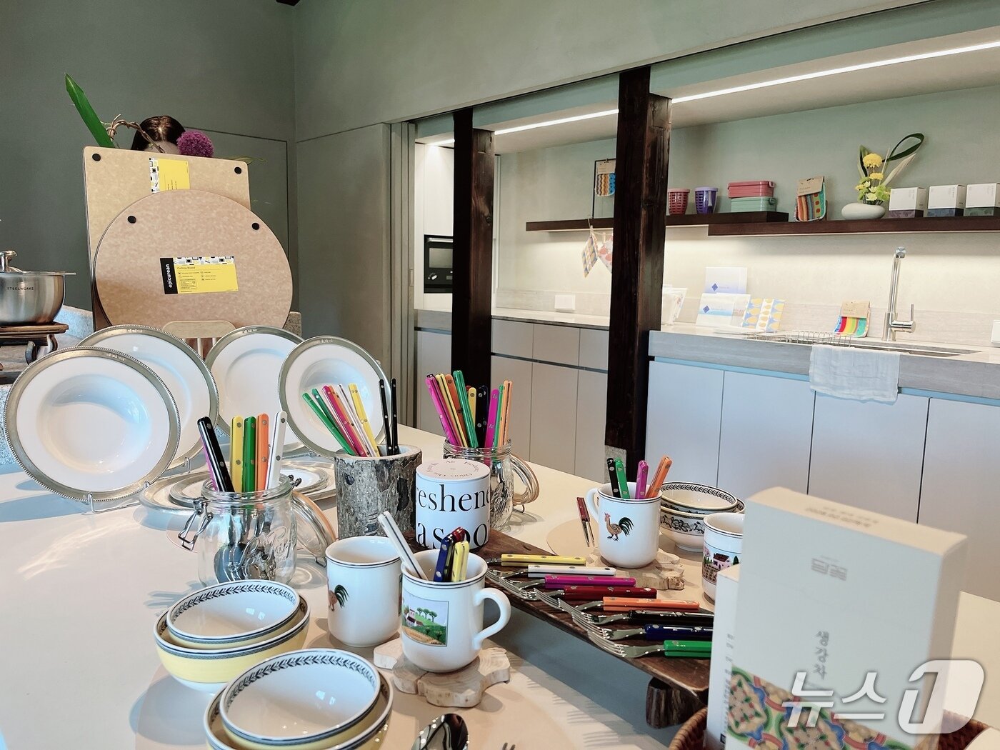 본문 이미지 - 오프라인 쇼룸처럼 구성한 한옥 공간 2026.4.24 ⓒ 뉴스1 박혜연 기자