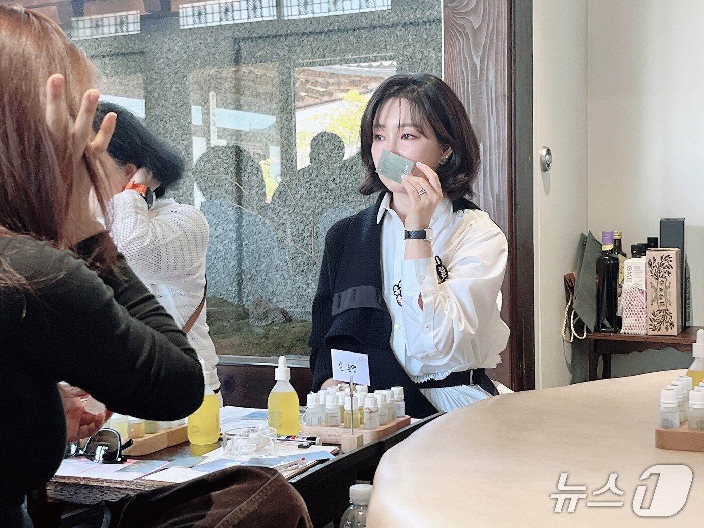 본문 이미지 - 롯데홈쇼핑 '요즘쇼핑 유리네'를 진행하는 배우 이유리도 아로마티카 클래스에 참여해 시향하고 있다. 2026.4.24 ⓒ 뉴스1 박혜연 기자