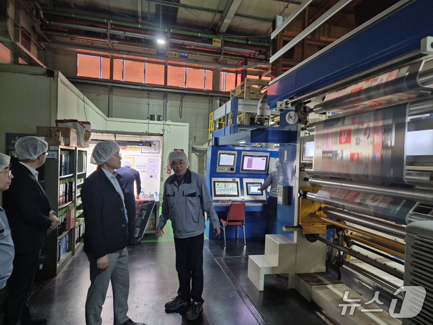 본문 이미지 - 김정욱 농림축산식품부 농산업혁신정책실장 주재로 산업통상부, 식품의약품안전처와 합동으로 포장재 제조업체인 동원시스템즈 아산사업장(충남 아산시 소재)을 방문해 식품·외식 포장재 수급 상황을 점검했다. 이번 점검은 최근 중동 지역 정세 불안으로 인해 나프타 공급의 불확실성이 커짐에 따라 선제적으로 대응하기 위해 마련했다. (농식품부 제공) /2026.4.24/