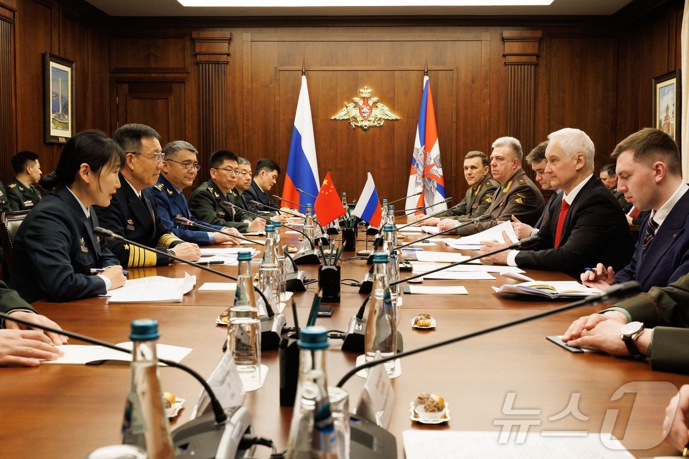 본문 이미지 - 24일(현지시간) 안드레이 벨로우소프 러시아 국방부 장관과 둥쥔 중국 국방부장이 모스크바에서 회담을 갖고 있다. 2026.04.24. (러시아 국방부 제공) 2026.04.24. ⓒ AFP=뉴스1