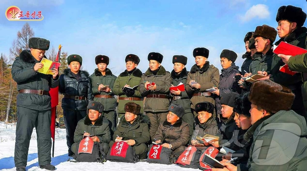 (평양 노동신문=뉴스1) = 북한 노동당 기관지 노동신문은 25일 '항일빨치산 참가자들의 회상기'를 '삶과 투쟁의 교본'으로 강조하며 항일혁명 선열들의 신념과 투쟁정신 계승을 촉구 …