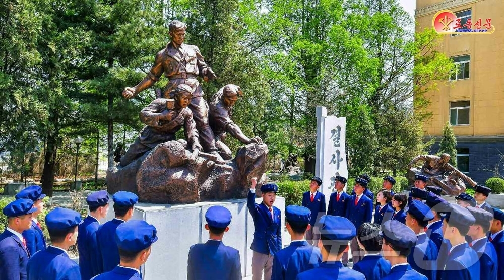 (평양 노동신문=뉴스1) = 북한 노동당 기관지 노동신문은 25일 '항일빨치산 참가자들의 회상기'를 '삶과 투쟁의 교본'으로 강조하며 항일혁명 선열들의 신념과 투쟁정신 계승을 촉구 …