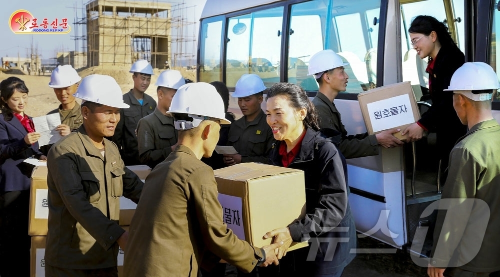 (평양 노동신문=뉴스1) = 북한 노동당 기관지 노동신문은 25일 항일무장투쟁 시기부터 이어진 군 지원 전통을 부각하며 군 장병 지원을 애국의 핵심으로 강조했다고 보도했다. [국내 …