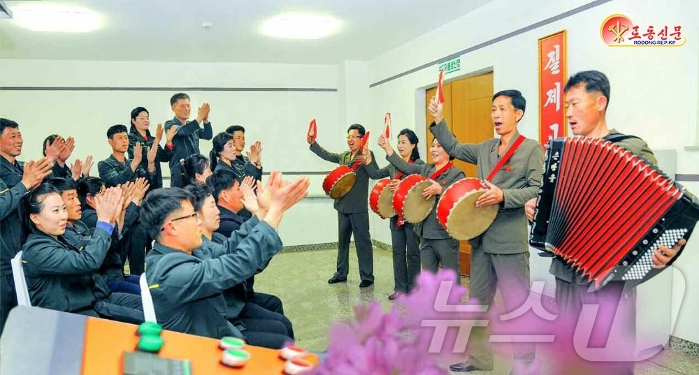 (평양 노동신문=뉴스1) = 북한 노동당 기관지 노동신문은 25일 "북창군 당 집중강연선전대에서 생산자 대중을 당 결정 관철전에로 힘있게 불러일으키고 있다"고 보도했다. [국내에서 …