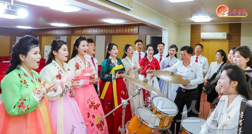 (평양 노동신문=뉴스1) = 북한 노동당 기관지 노동신문은 25일 "대동강식료공장에서 군중문화예술활동을 활발히 벌리고 있다"고 보도했다. [국내에서만 사용가능. 재배포 금지. DB …