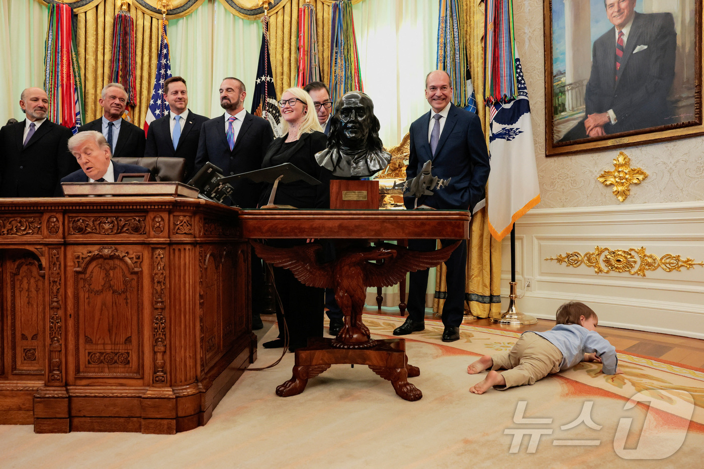 (워싱턴 로이터=뉴스1) 장용석 기자 = 도널드 트럼프 미국 대통령이 지난 23일(현지시간) 미국 워싱턴DC 백악관 집무실에서 의료비 부담 완화 관련 행사에 참석한 가운데, OTO …