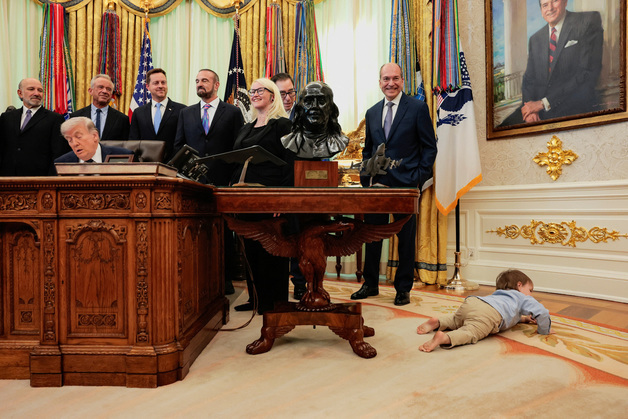 [포토] 백악관 집무실 바닥에 누운 소년