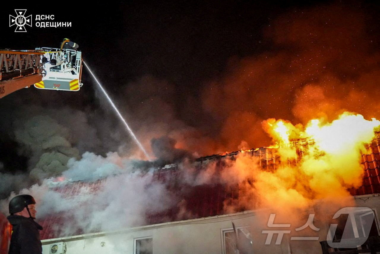 (오데하 로이터=뉴스1) 장용석 기자 = 러시아 드론 공격을 받은 우크라이나 오데사의 아파트 건물 현장에서 구조대원들이 수색·복구 작업을 하고 있다. (우크라이나 오데사주 국가비상 …