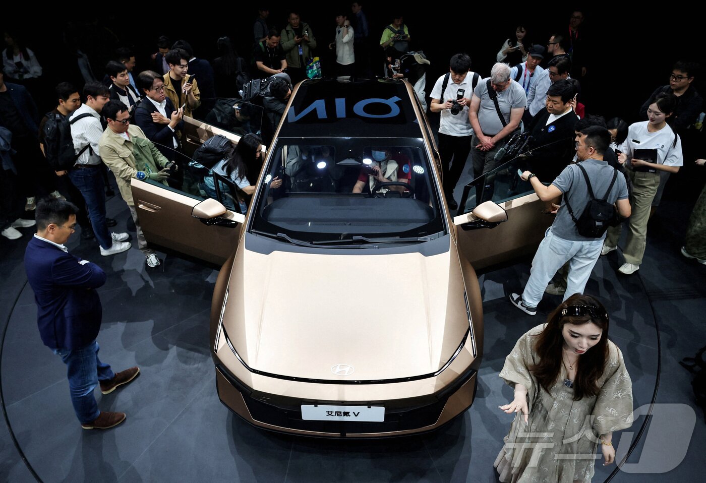 본문 이미지 - 24일 중국 베이징에서 열린 베이징 국제자동차전시회 '오토 차이나' 현대차 부스에서 관람객들이 현대차 아이오닉 브랜드의 신형 전기차 '아이오닉V' 주변에 모여 있다. 2026.4.24. ⓒ 로이터=뉴스1