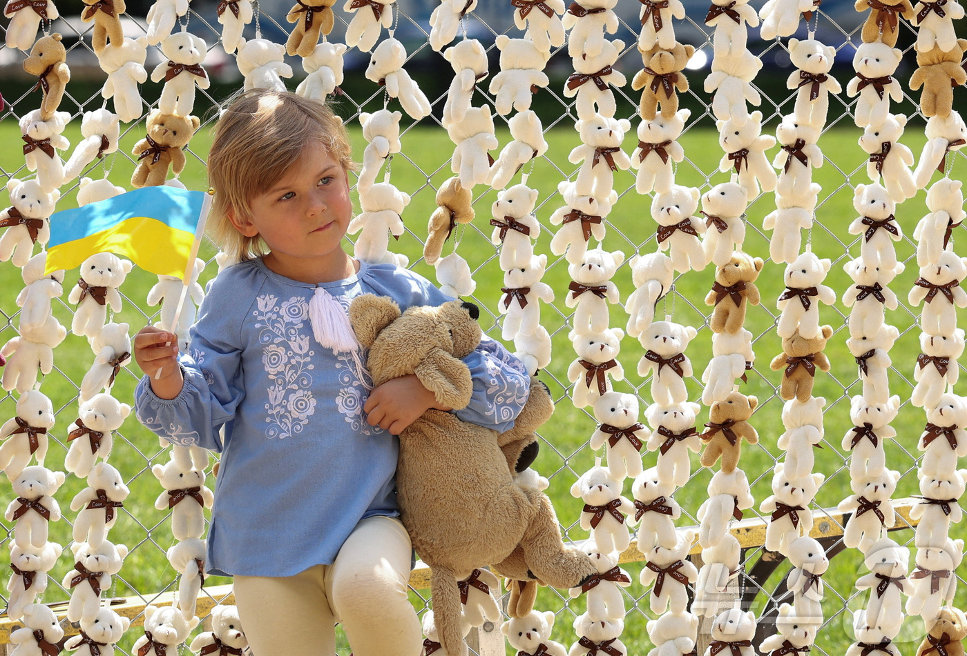 (로이터=뉴스1) 장용석 기자 = 우크라이나 출신 아멜리 후제브니코프(4)가 지난 23일(현지시간) 미국 워싱턴DC 내셔널몰에서 진행된 러시아의 우크라이나 아동 납치를 규탄하는 시 …