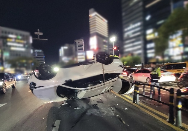 부산 연산교차로서 승용차끼리 충돌해 1대 전복…2명 경상