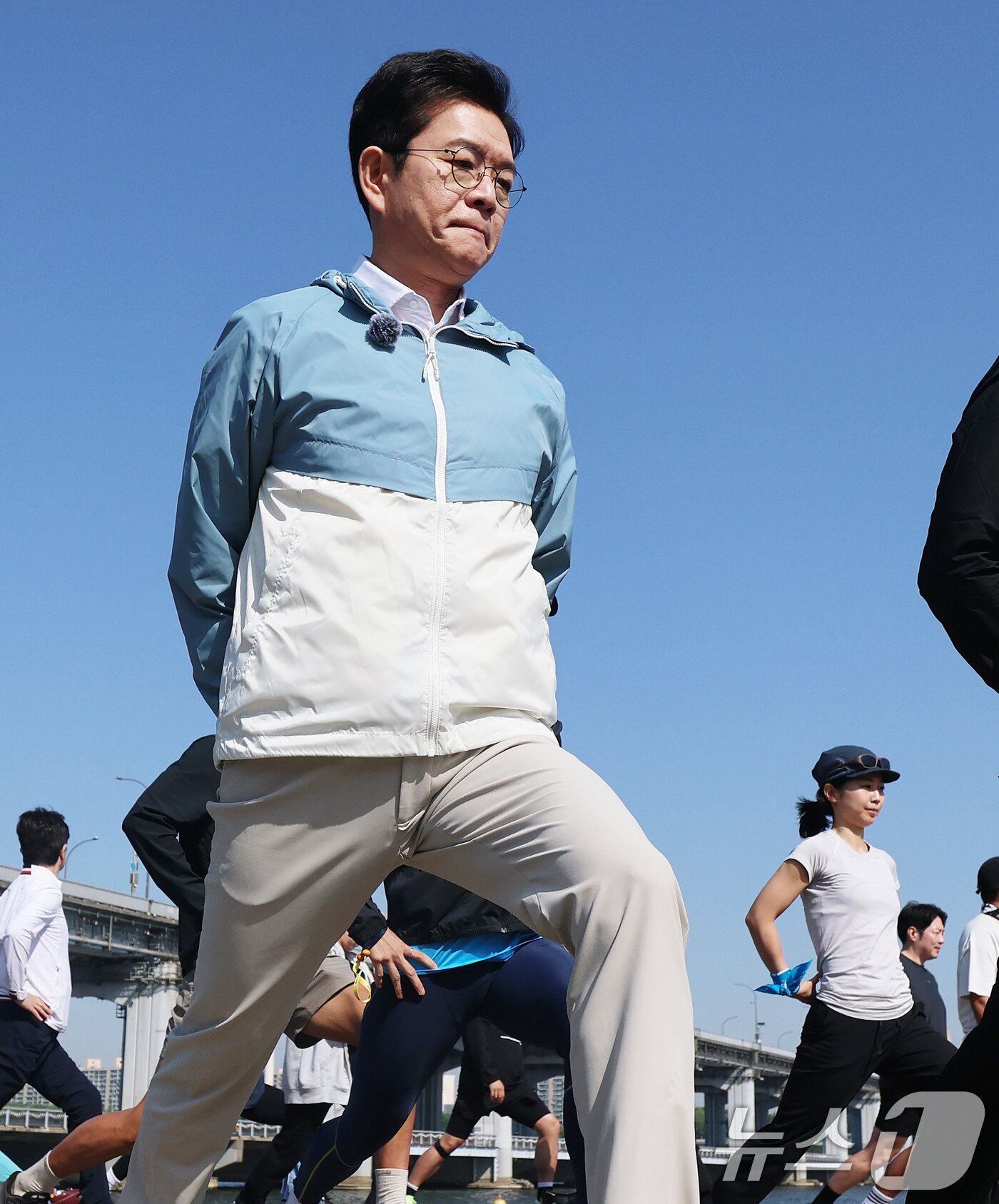본문 이미지 - 정원오 더불어민주당 서울시장 후보가 25일 오전 서울 서초구 반포한강공원에서 열린 '찾아가는 현장: 러닝편'에서 러닝 동호회원들과 준비운동을 하고 있다. 2026.4.25 ⓒ 뉴스1 오대일 기자
