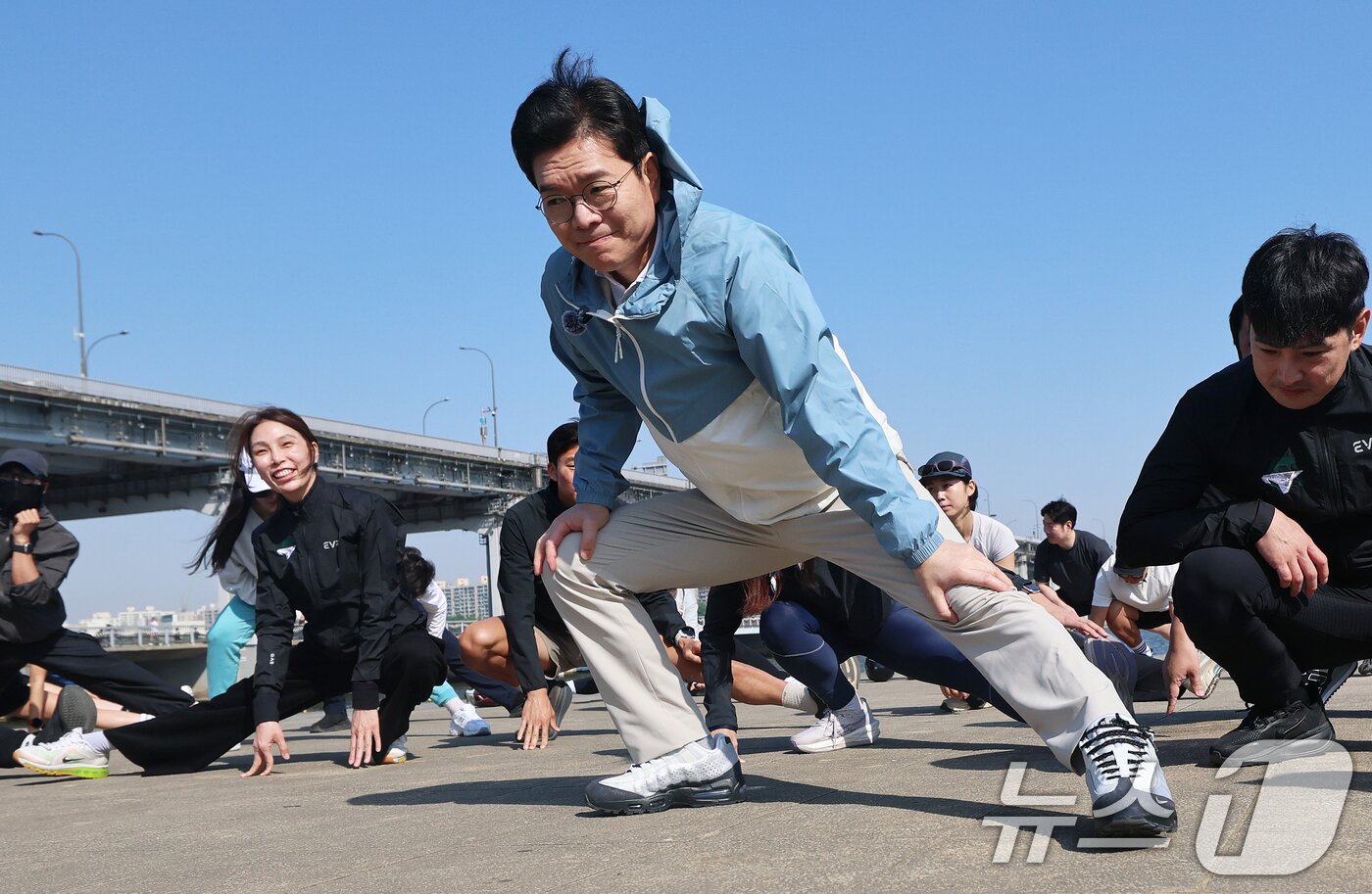 본문 이미지 - 정원오 더불어민주당 서울시장 후보가 25일 오전 서울 서초구 반포한강공원에서 열린 '찾아가는 현장: 러닝편'에서 러닝 동호회원들과 준비운동을 하고 있다. 2026.4.25 ⓒ 뉴스1 오대일 기자