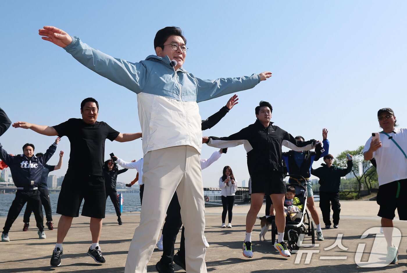 본문 이미지 - 정원오 더불어민주당 서울시장 후보가 25일 오전 서울 서초구 반포한강공원에서 열린 '찾아가는 현장: 러닝편'에서 러닝 동호회원들과 준비운동을 하고 있다. 2026.4.25 ⓒ 뉴스1 오대일 기자