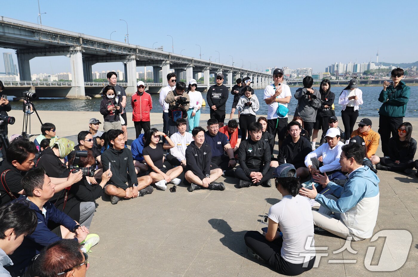 본문 이미지 - 정원오 더불어민주당 서울시장 후보가 25일 오전 서울 서초구 반포한강공원에서 열린 '찾아가는 현장: 러닝편'에서 러닝 동호회원들과 대화를 나누고 있다. 2026.4.25 ⓒ 뉴스1 오대일 기자