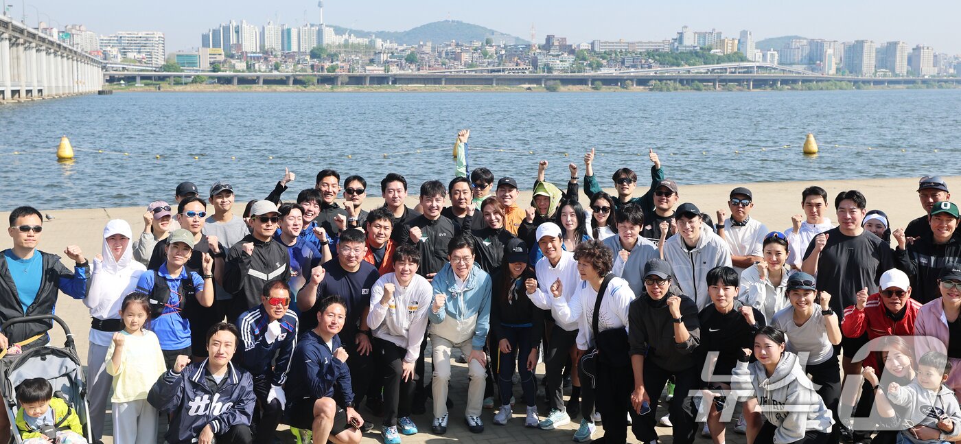 본문 이미지 - 정원오 더불어민주당 서울시장 후보가 25일 오전 서울 서초구 반포한강공원에서 열린 '찾아가는 현장: 러닝편'에서 러닝 동호회원들과 기념촬영을 하고 있다. 2026.4.25 ⓒ 뉴스1 오대일 기자