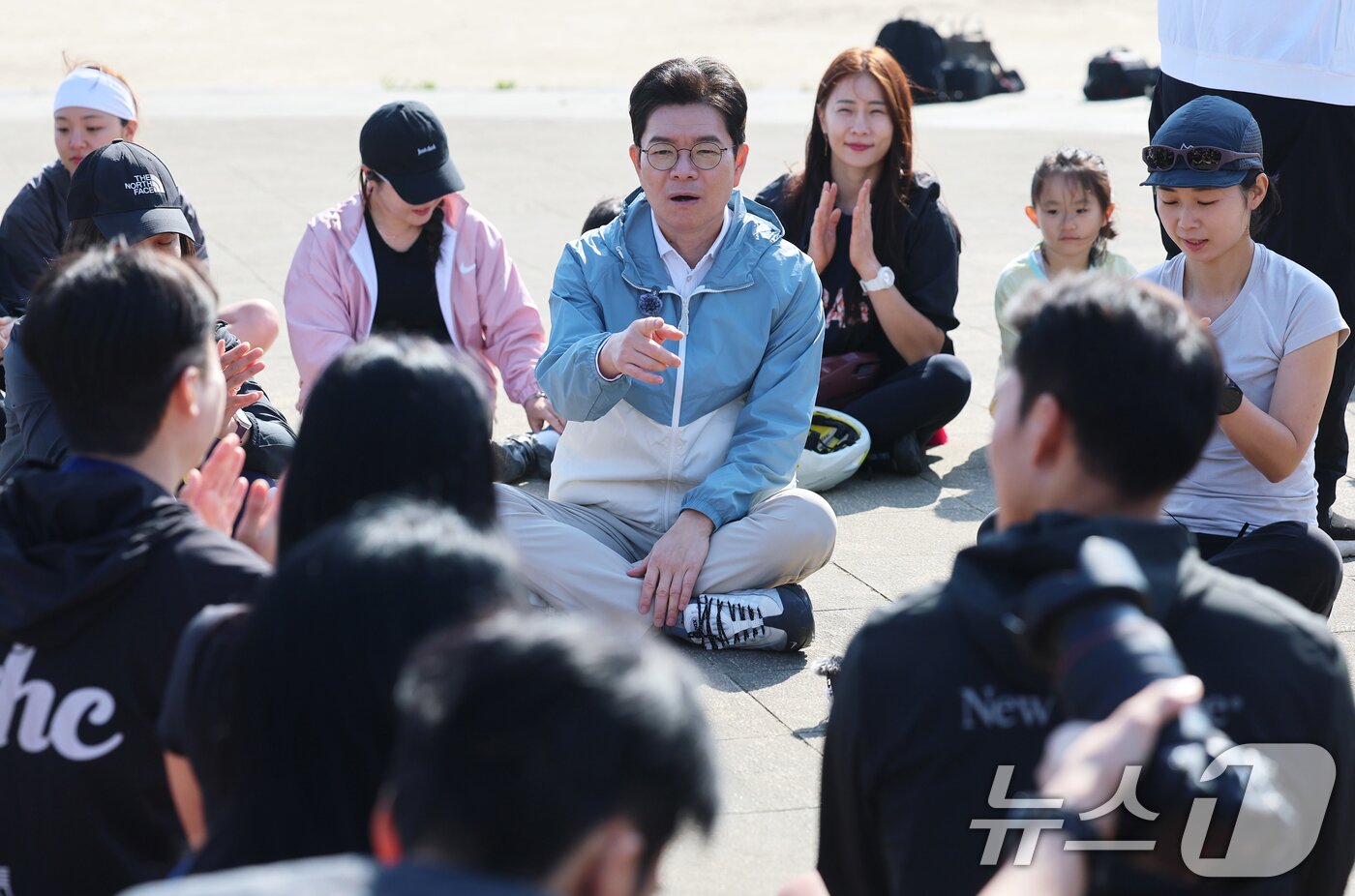 본문 이미지 - 정원오 더불어민주당 서울시장 후보가 25일 오전 서울 서초구 반포한강공원에서 열린 '찾아가는 현장: 러닝편'에서 러닝 동호회원들과 대화를 나누고 있다. 2026.4.25 ⓒ 뉴스1 오대일 기자